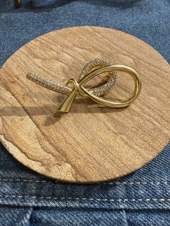 Jewelry - Fashion Gold Ribbon Knot Brooch with Clear Crystals